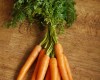 botte de carottes posée sur une table