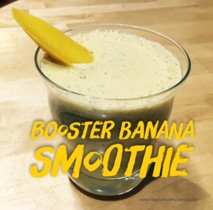 presentation du booster banana smoothie dans un verre avec un morceau de mangue en décoration