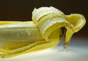 banane épluchée avec intérieur de la peau apparent