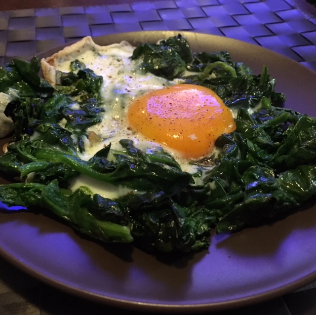 oeuf fondant sur un lit d'épinards