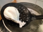oeuf poché qui sort de la casserole